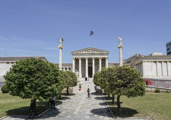 Atina Yunanistan Athena Apollon Heykelleri Ile Neoklasik Bir Bina Olan — Stok fotoğraf