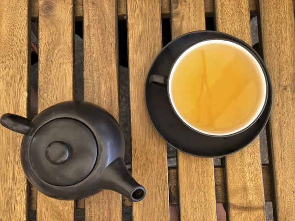 ティーポットと木製のテーブルでのお茶カップ — ストック写真