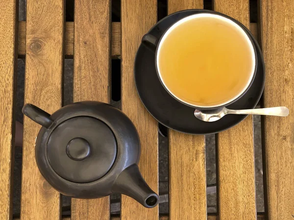 ティーポットと緑茶 木製テーブルの上のコップ — ストック写真