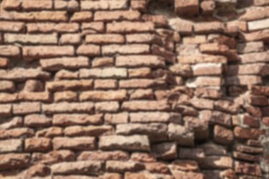 Yaşlı tuğla duvar ile arka plan bulanık
