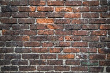 Arka plan olarak bir tuğla duvar