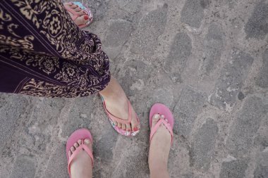 Flip flop Sokağı'nda giyen kadın ayakları