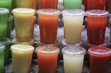 Çeşitli meyve suları için plastik cam götürün