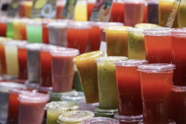 Çeşitli meyve suları için plastik cam götürün