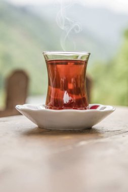Bir bardak çay kopya alanı ile ahşap bir masa üzerinde