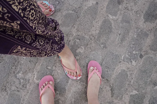 Γυναικεία Πόδια Φορώντας Σαγιονάρες Στην Οδό — Φωτογραφία Αρχείου