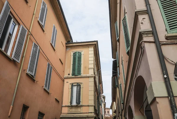 Bina arka planı olarak Toskana, İtalya