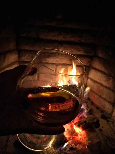Une Main Tenant Verre Cognac Contre Cheminée — Photo