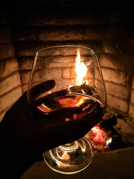 Een Hand Met Een Glas Cognac Tegen Open Haard — Stockfoto
