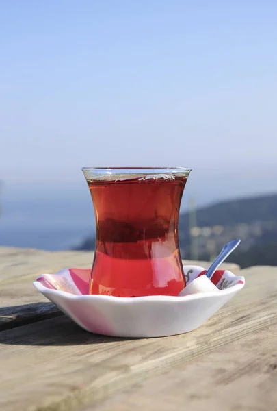 Bir Bardak Çay Deniz Manzaralı Karşı Ahşap Bir Masa Üzerinde — Stok fotoğraf