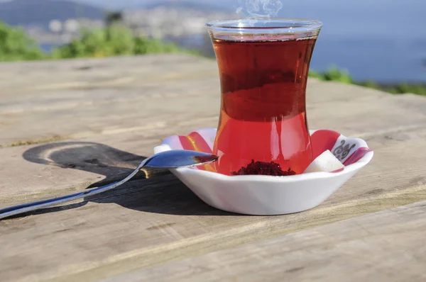 Bir Bardak Çay Deniz Manzaralı Karşı Ahşap Bir Masa Üzerinde — Stok fotoğraf