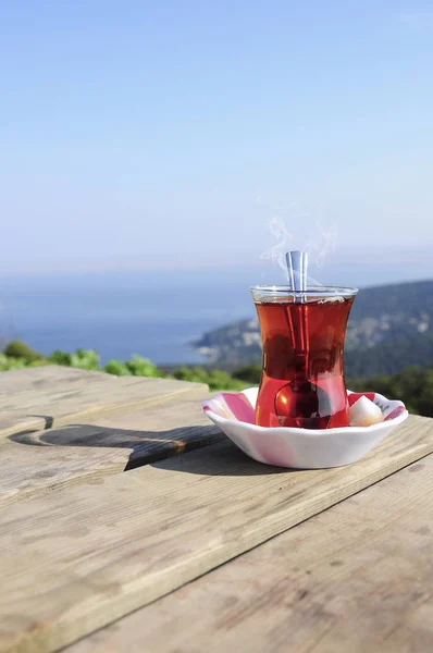 Bir Bardak Çay Deniz Manzaralı Karşı Ahşap Bir Masa Üzerinde — Stok fotoğraf