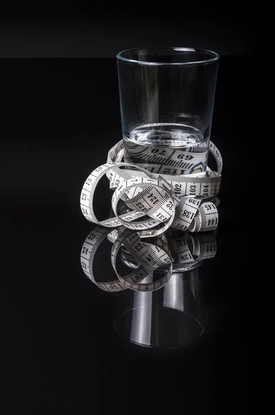 Körül Mérési Szalag Fekete Tükörképe Víz Glass — Stock Fotó