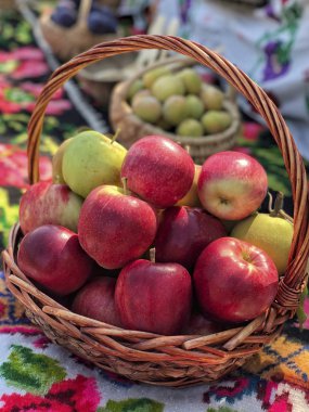 Taze kırmızı elmalar sepette