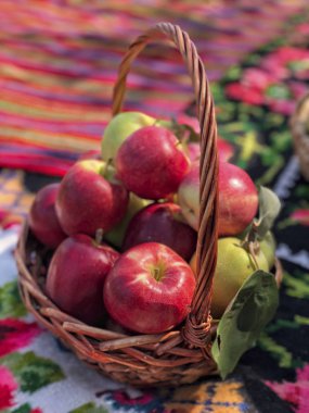 Olgun kırmızı elmalar sepet içinde