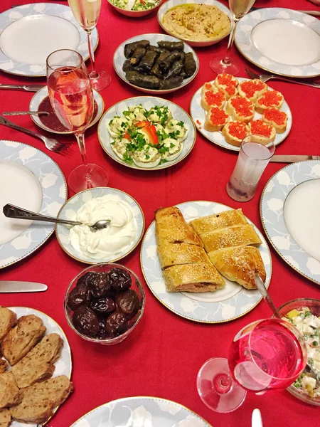 Una Mesa Llena Comida Bebida Para Cena Como Fondo — Foto de Stock