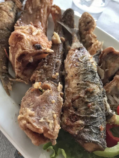 Вкусные Жареные Рыбы Тарелке — стоковое фото