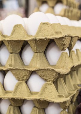 Çiğ beyaz yumurta karton içinde görüntüler bir gıda pazarında Satılık