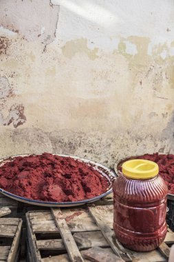 Bazı ev yapımı organik domates salçası kış için