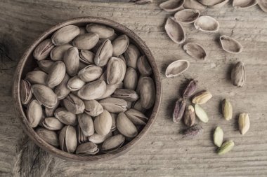 Ahşap bir masa üzerinde bazı fıstık