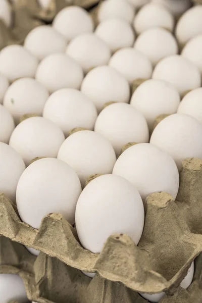 Rohe Weiße Eier Kartonauslagen Zum Verkauf Einem Lebensmittelmarkt — Stockfoto