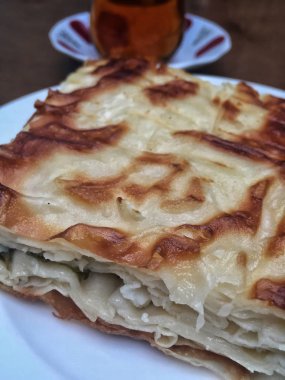 Hamur patty ve kahvaltı masasında Türk çayı