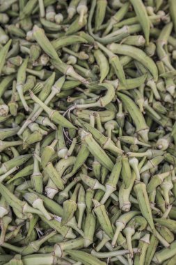 arka plan olarak bazı taze ham bamya