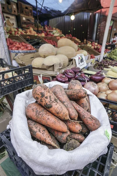 Ekologiska Morötter Och Andra Grönsaker Öppen Marknad — Stockfoto