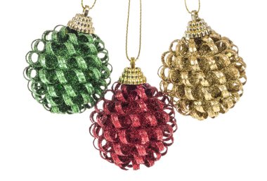 Yeni yıl tebrik üzerinde beyaz izole xmas topları ile