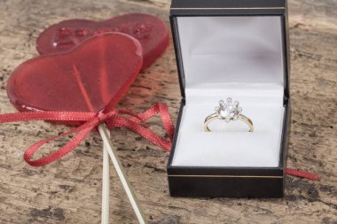 elmas yüzük ve kalp şeklinde şeker ahşap bir masa üzerinde