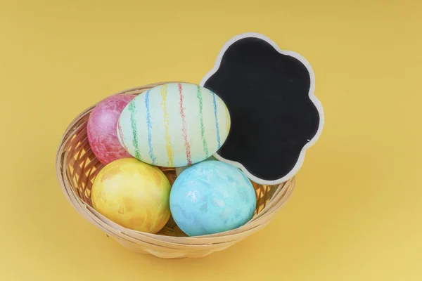 Paskalya Şablonuyla Renkli Yumurta Sarı Arka Plan Kara Tahta — Stok fotoğraf
