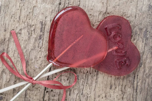 Caramelos Rojos Forma Corazón Mesa Madera Con Espacio Para Copiar — Foto de Stock