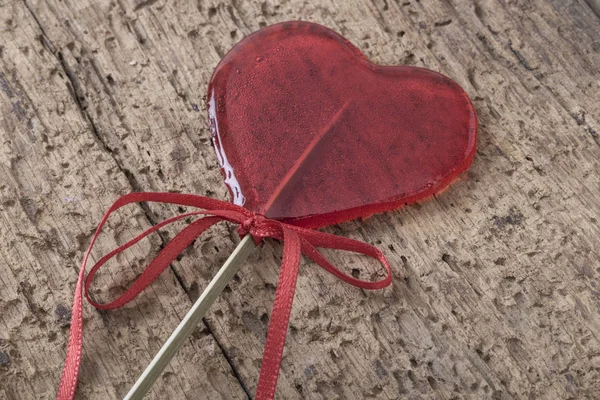 Caramelo Rojo Forma Corazón Sobre Fondo Madera Natural Con Espacio — Foto de Stock