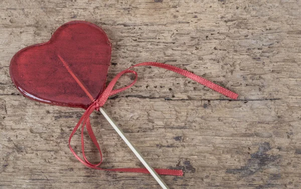 Ein Herzförmiges Rotes Bonbon Auf Einem Natürlichen Holzhintergrund Mit Kopierraum — Stockfoto
