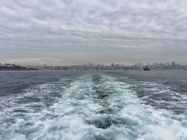 dalgaları arkasında bir geminin denizde, Istanbul, Türkiye