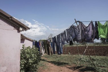 İp Garden elbiselere kuru için astı