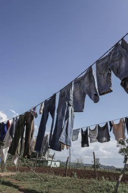 İp Garden elbiselere kuru için astı