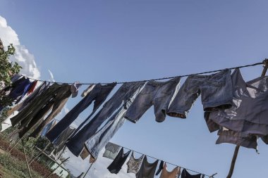 İp Garden elbiselere kuru için astı