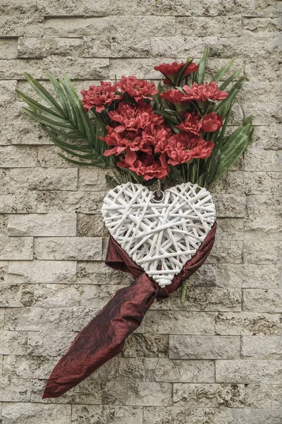 Rode Bloemen Een Muur Met Witte Breuk Met Kopie Ruimte — Stockfoto