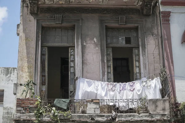 Balkon Bir Apartman Küba Kuru Elbiselere Astı — Stok fotoğraf