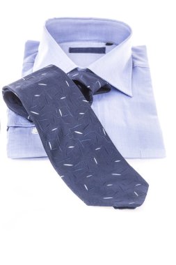 Koyu mavi kravat ve gömlek üzerinde beyaz izole