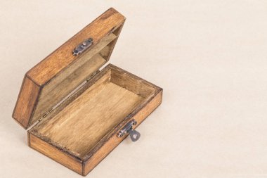 Bir retro tarzı boş ahşap kutu açıldı