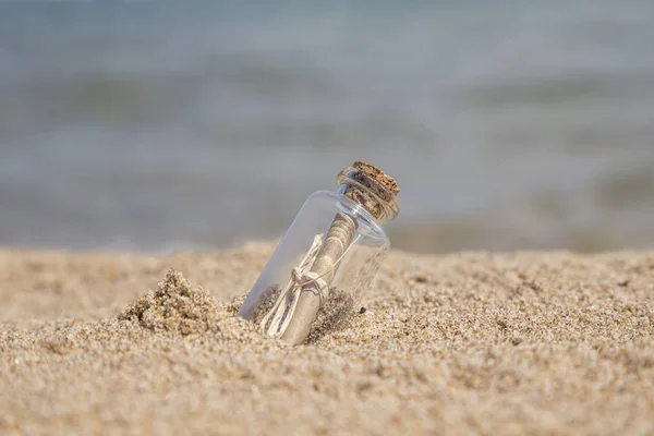 Mensagem Uma Pequena Garrafa Uma Praia Areia — Fotografia de Stock