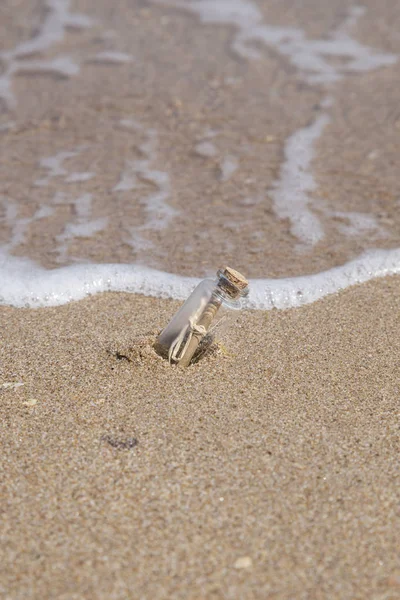 Повідомлення Маленькій Пляшці Піщаному Пляжі — стокове фото