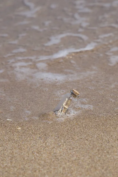 砂浜に小さな瓶の中のメッセージ — ストック写真