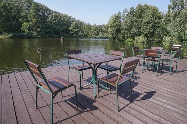 Tom Träbord Och Stolar För Ett Café Vid Sjön — Stockfoto