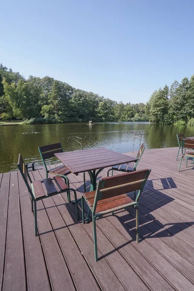 Leere Holztische Und Stühle Eines Cafés See — Stockfoto