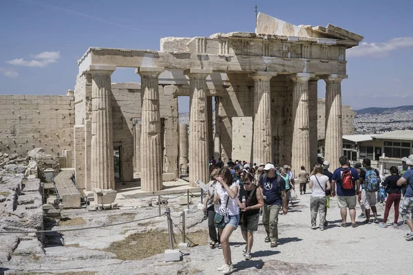 Pessoas Que Visitam Antiga Acrópole Ateniense Atenas Grécia — Fotografia de Stock