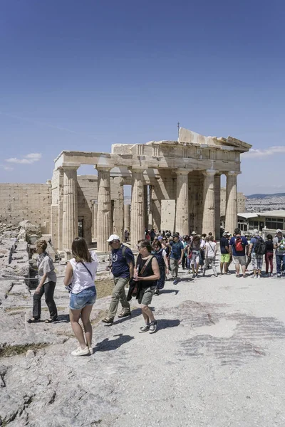 Pessoas Que Visitam Antiga Acrópole Ateniense Atenas Grécia — Fotografia de Stock