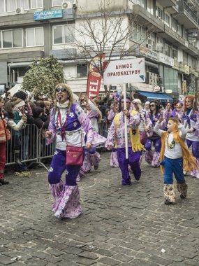 Xanthi, Yunanistan yıllık karnaval geçit sırasında renkli kostümleri insanlar. Bir grup insan dans sokak festivali sırasında karnaval kostümler giymiş.